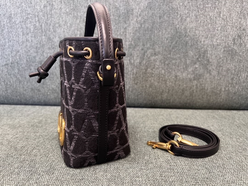 Va1e*ntin0 bucket bag